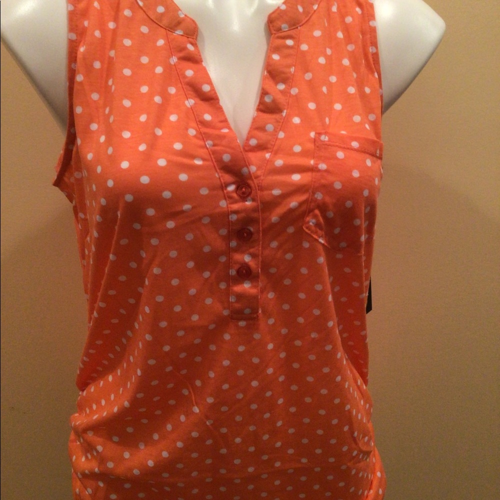 Sleeveless v neck polka dots top